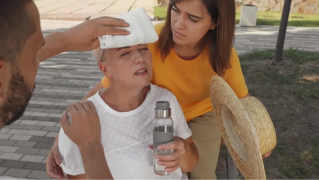 Ženska z znaki možganske kapi prejema pomoč na prostem