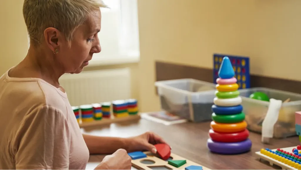 Ženska med rehabilitacijsko terapijo z uporabo didaktičnih iger